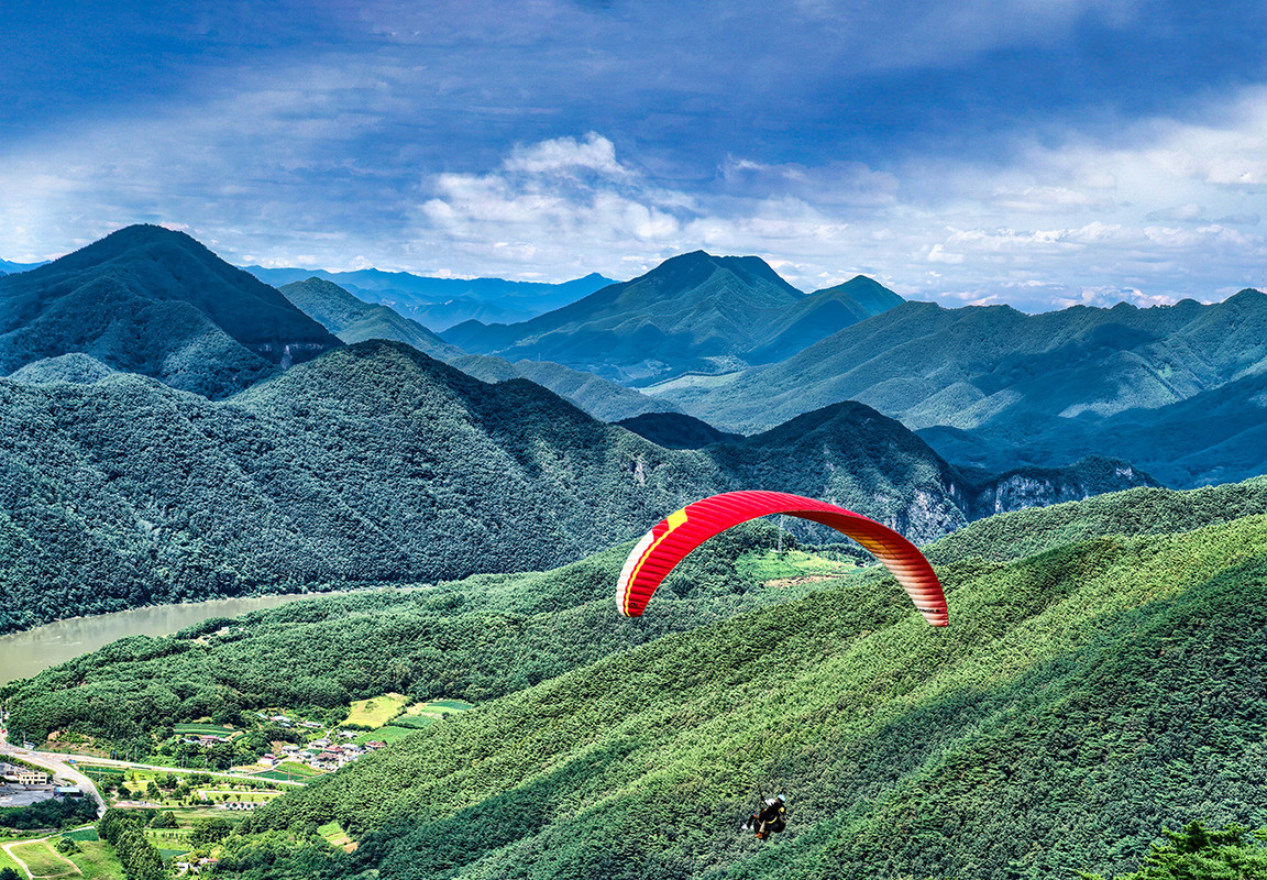 IMAGE: https://i.postimg.cc/XvtHHTd6/Tweaked-sky-copy.jpg