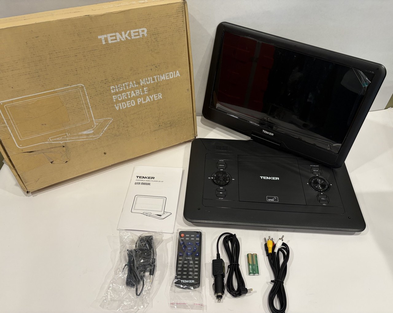 TENKER 15.6" PORTABLE DVD PLAYER ZC-07 SWIVEL SCREEN 6 HOURS RECHARGABLE BATTERY