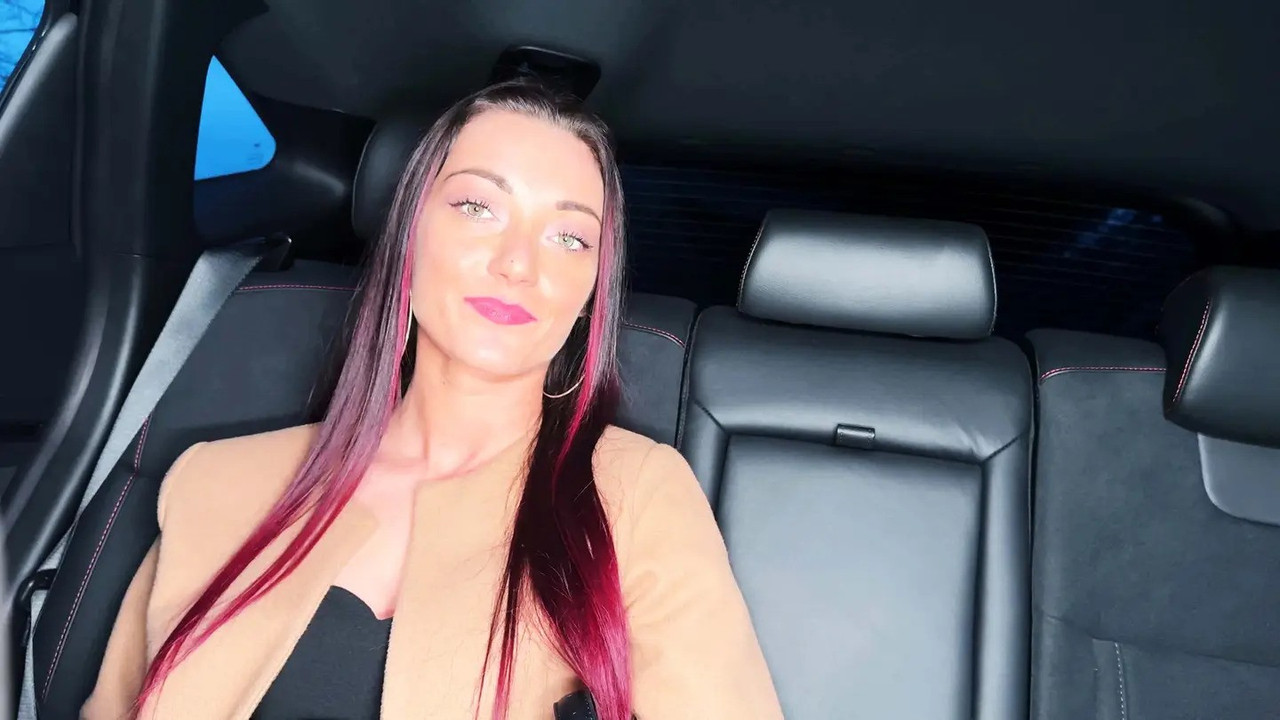 JacquieEtMichelTV 26 04 17 Angela thanks her private driver in her own way