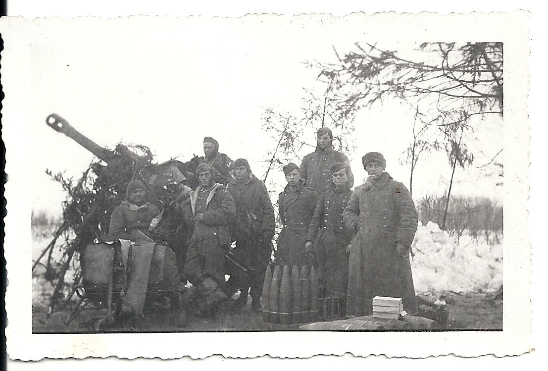 Orig.Foto Bedienung Artillerie - Granaten Geschütz Feuerstellung März 1943