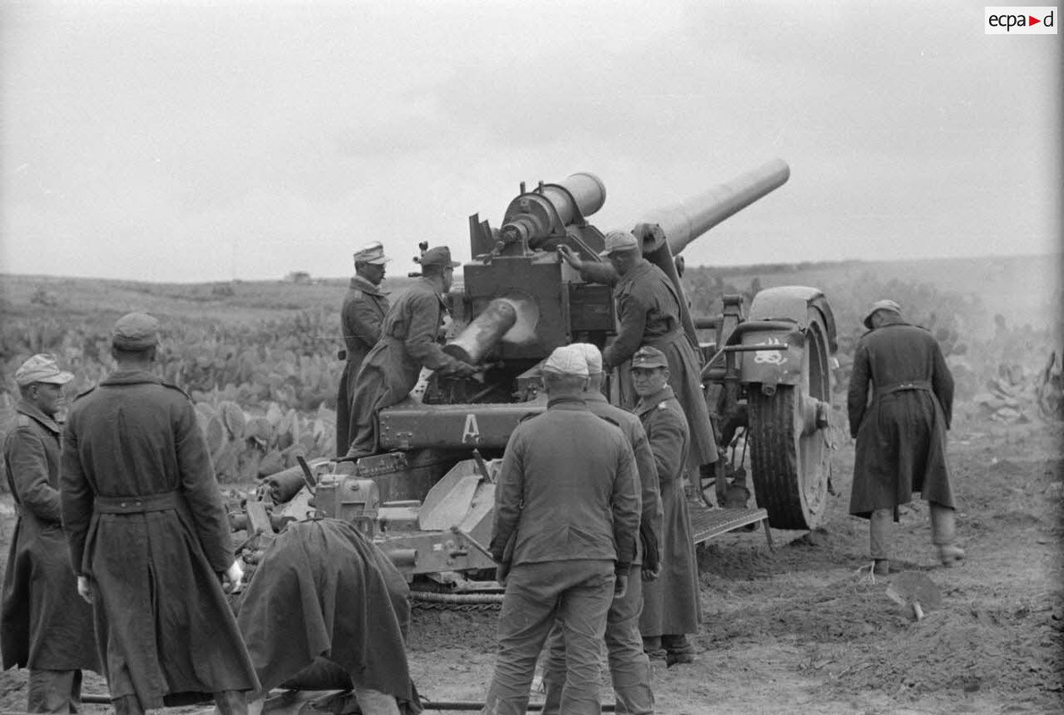Une pièce de 17 cm K18 appartenant au Afrika-Artillerie-Regiment 2 sous le commandement d'un Leutnan