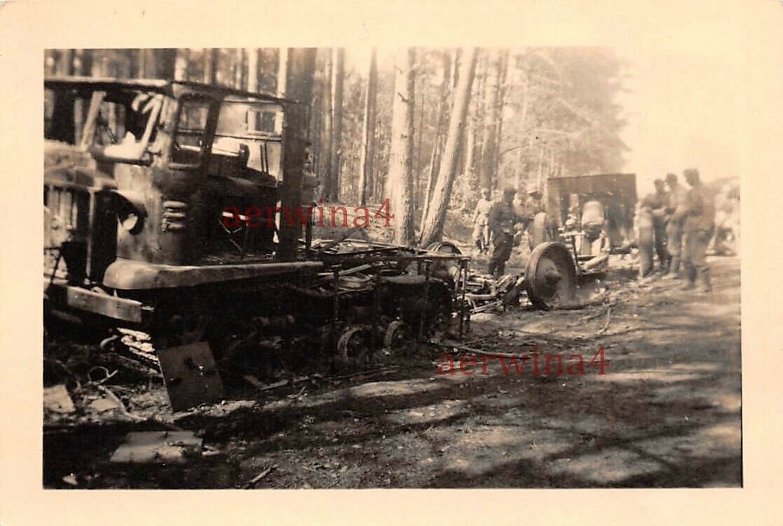 Zerstörte russ. Zugmaschine STZ-5 mit Geschütz Dubno Ostfront