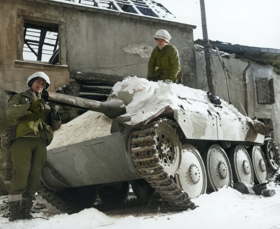 Hetzer - 5/2013 Des-soldats-de-la-44e-division-d-infanterie-inspectent-un-Flammpanzer-38-allemand