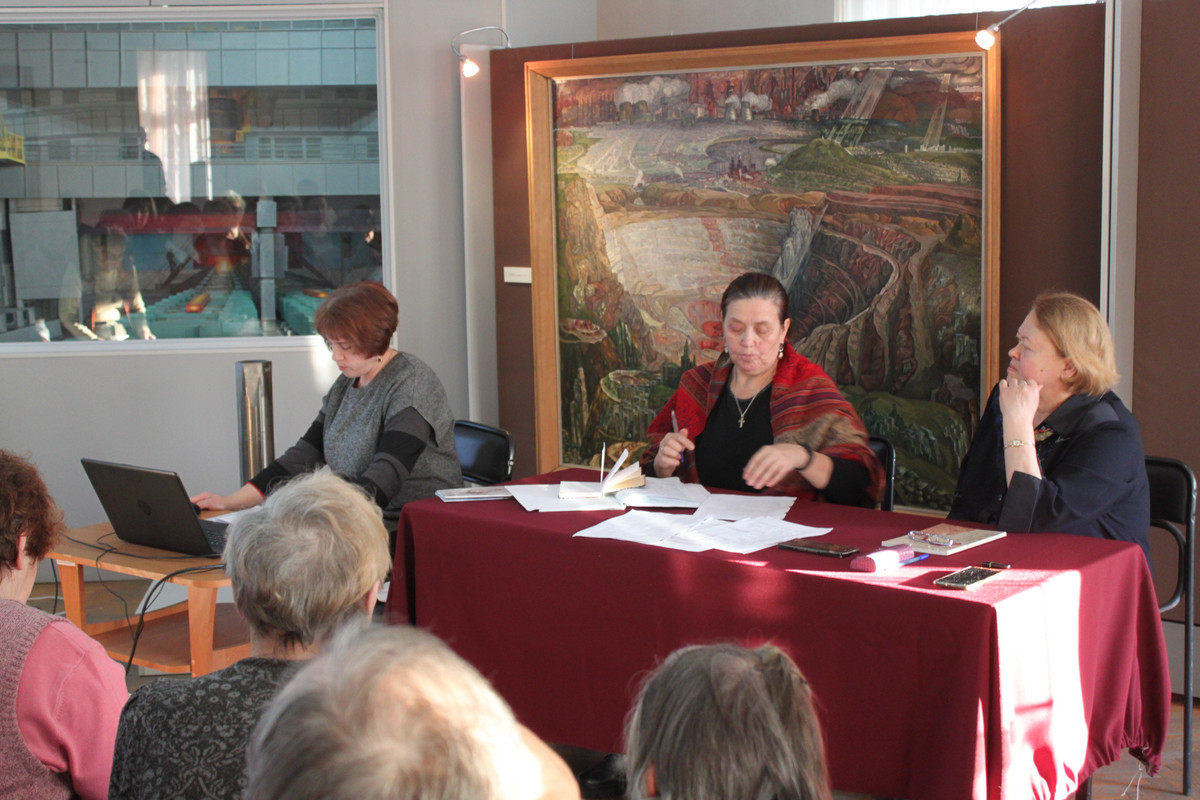 Выступает Нелли Борисовна Петрова с докладом Род Худяковых - начало поиска.