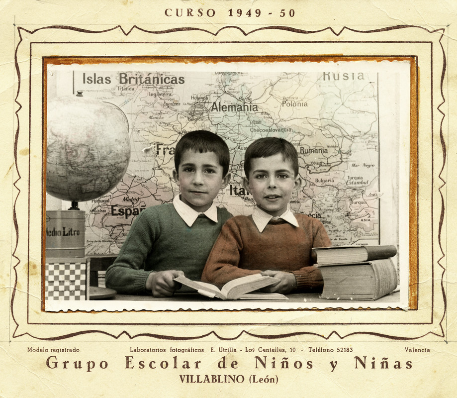 Luis Mateo Díez (a la izquierda) junto a su hermano Antón, en un collage escolar