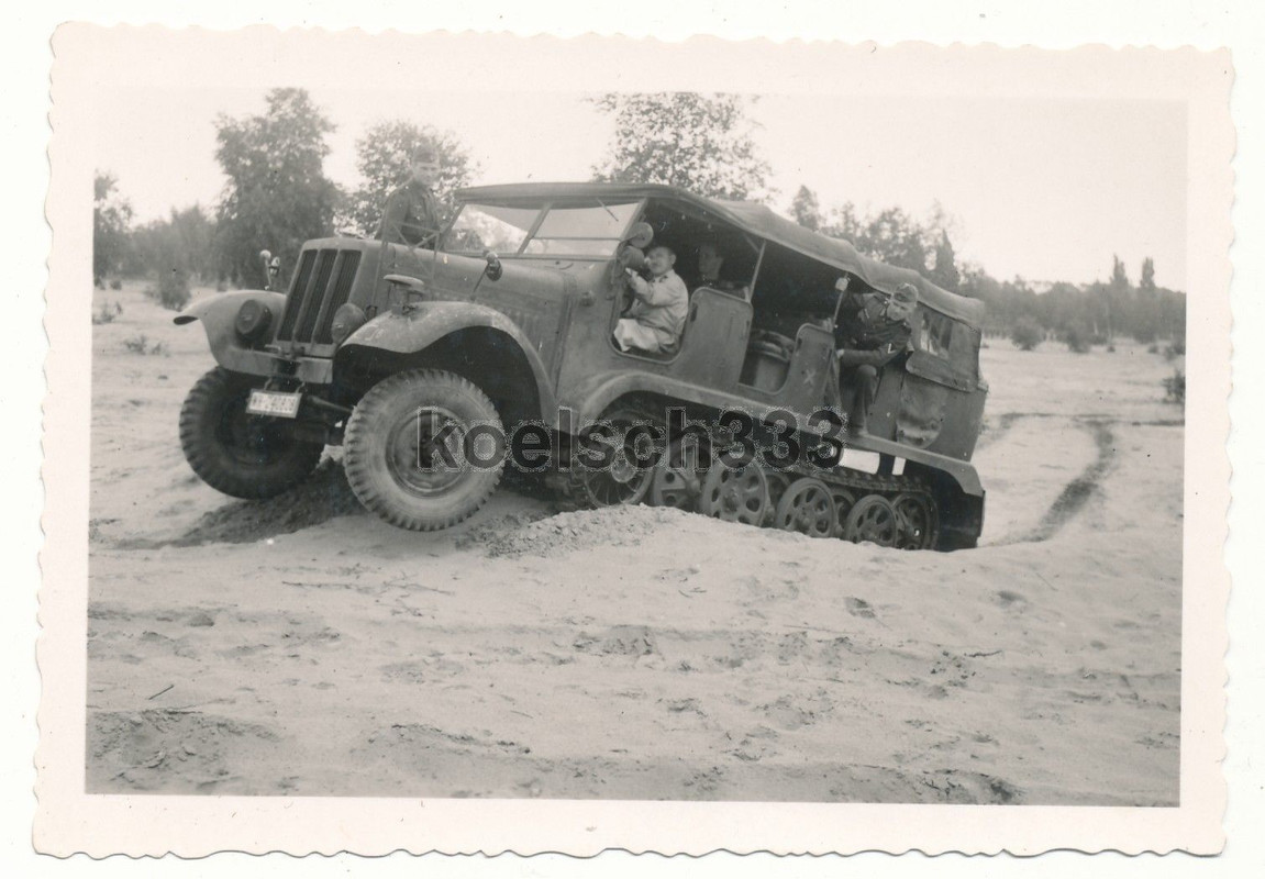 Foto Soldaten der Wehrmacht mit Panzer Halbkette auf Geländefahr