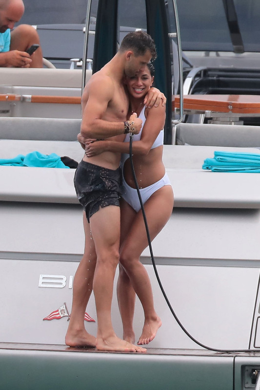Nicole-Scherzinger-White-Swimsuit-20