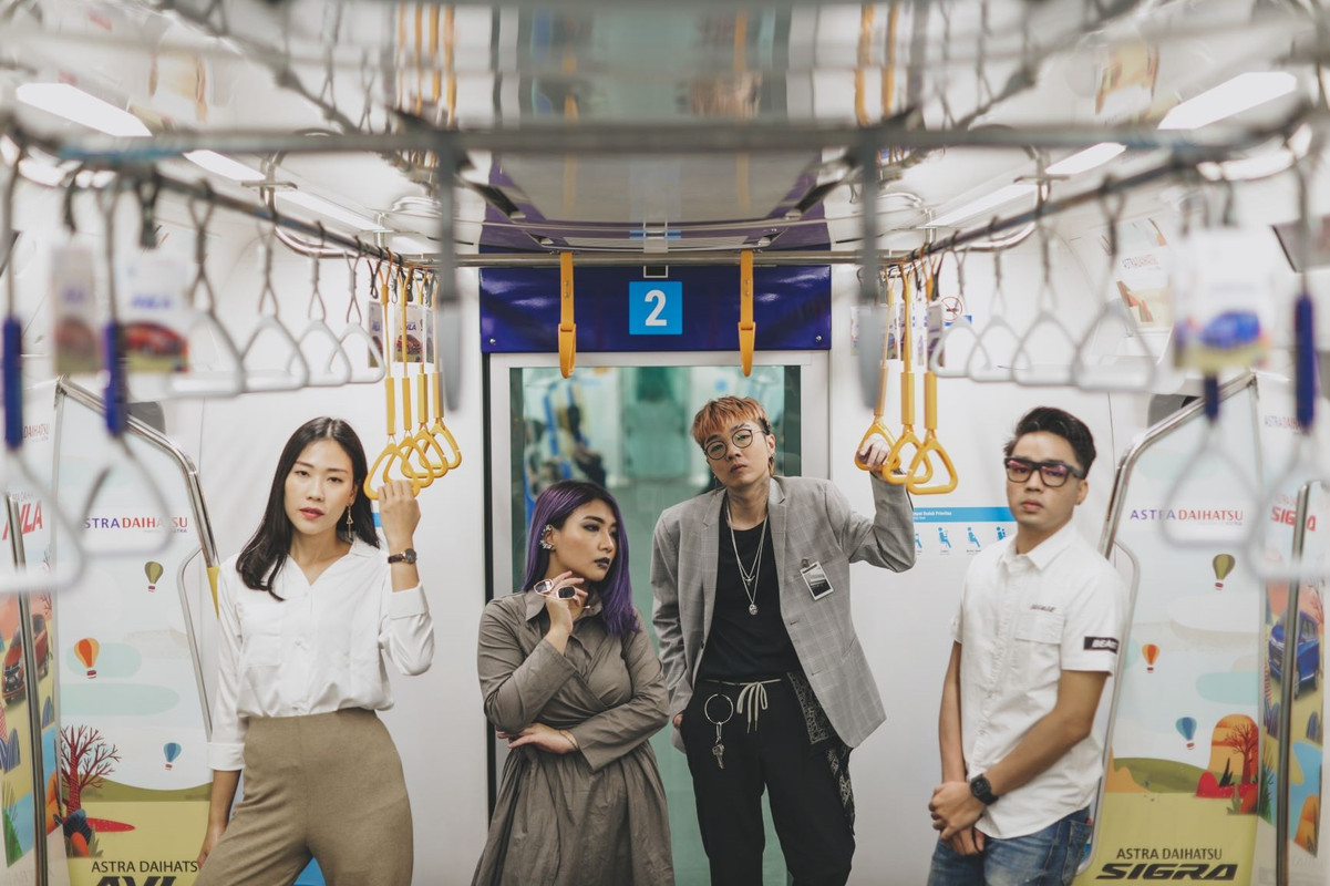 Penumpang berfoto di dalam MRT Jakarta