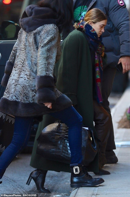 22518132-7815993-On_her_way_Olsen_carried_a_snakeskin_handbag_al