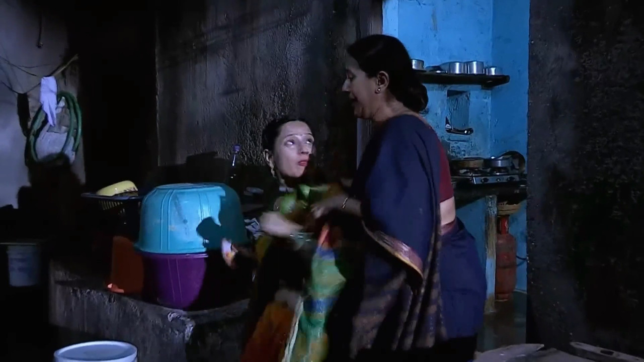 Sexy Curvy Lady Cleavage in Saree from crimepatrol.mp4_snapshot_00.00.767