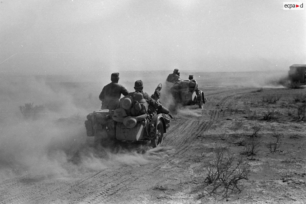 Side-cars qui roulent dans le désert.1942