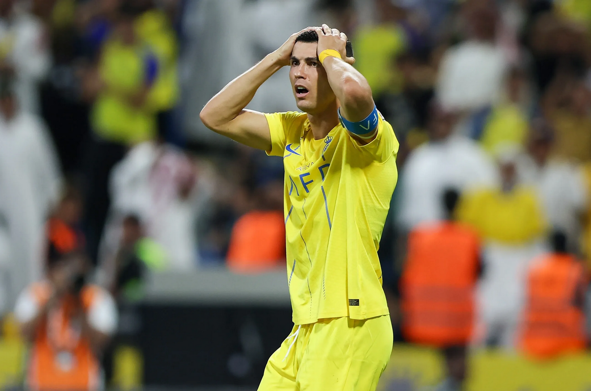 Cristiano Ronaldo le revienta la cara a camarógrafo: así quedó el afectado