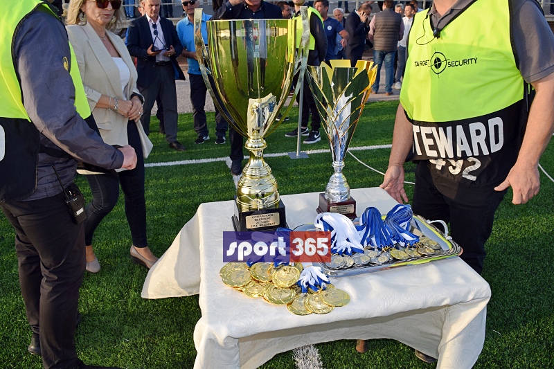 , &Tau;&omicron; &phi;&omega;&tau;&omicron;&rho;&epsilon;&pi;&omicron;&rho;&tau;ά&zeta; &tau;&omicron;&upsilon; &tau;&epsilon;&lambda;&iota;&kappa;&omicron;ύ &Epsilon;&rho;ά&nu;&eta;-&Pi;&alpha;&nu;&theta;&omicron;&upsilon;&rho;&iota;&alpha;&kappa;ό&sigmaf; (&phi;&omega;&tau;&omicron;)