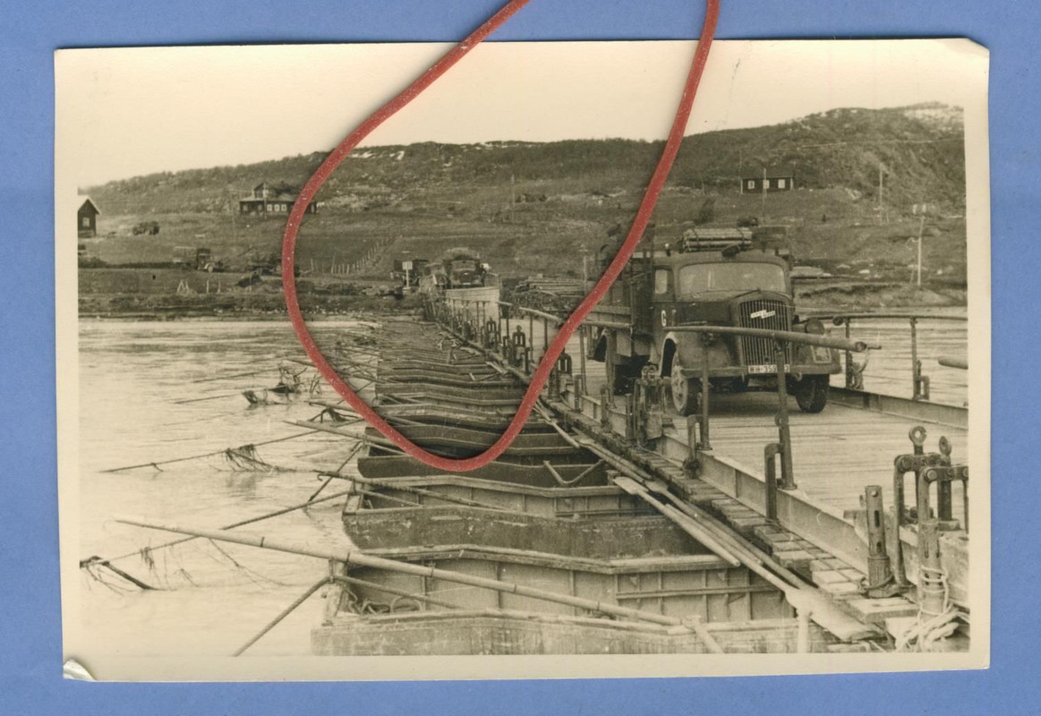 OrigFoto Geb Pioniere LKWs überqueren Petsamojor