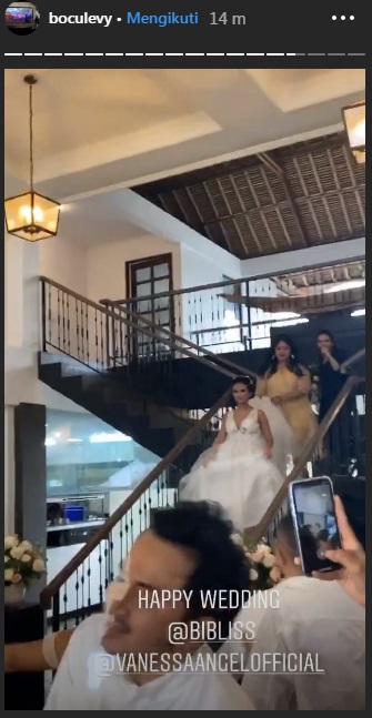 Vanessa Angel turun dari tangga menuju lokasi resepsi