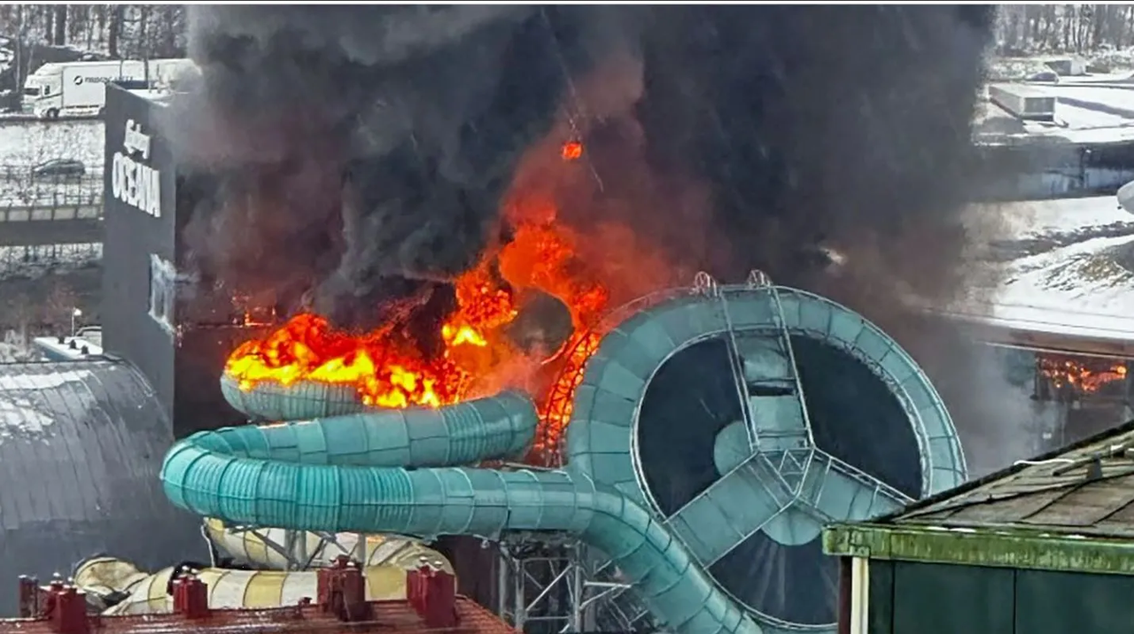 Encuentran cuerpo en parque acuático de Suecia tras incendio