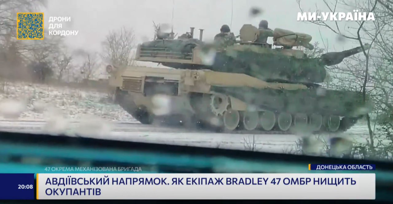 Abrams M1A1 ukrainien - Page 2 Z-Char-M1-Abrams-de-la-47th-Separate-Mechanized-Brigade-dans-le-triplex-Bradley-BMP-Direction-Avdiiv