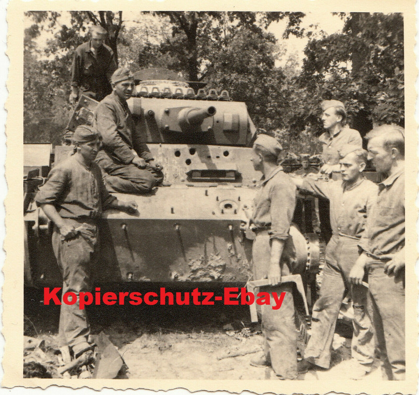 Wehrmacht Rußland deutscher Panzer III vier Einschüsse in Frontp