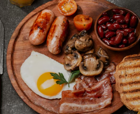 Bratwurst con huevos a la plancha