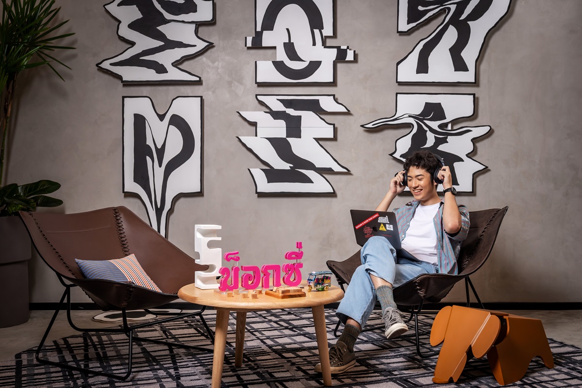 L Moxy Bangkok - Chill at Library and plug in