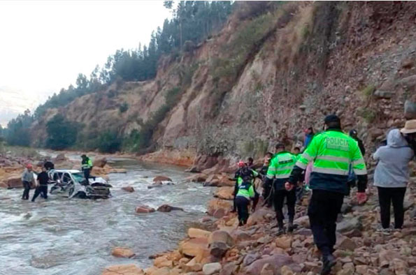 Familia se salva de milagro tras la caída de una camioneta al río Santa, cuatro heridos