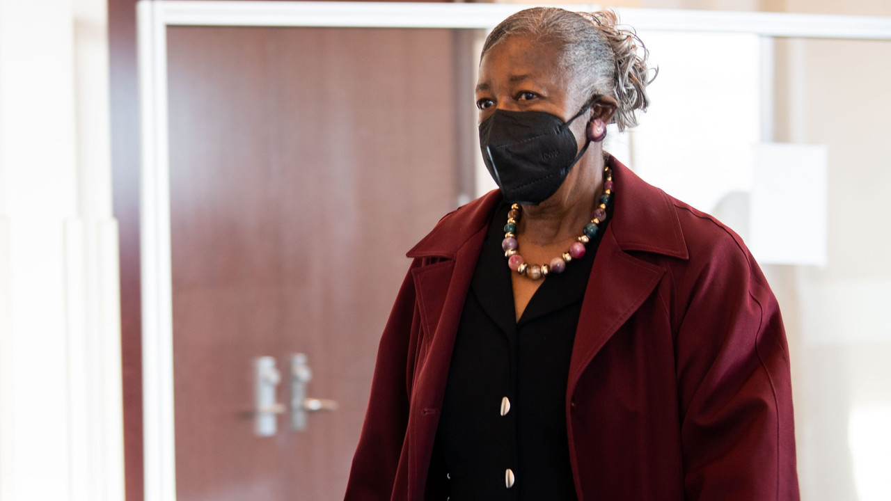 Mujer afroamericana es exonerada; pasó 27 años en prisión por crimen que no cometió