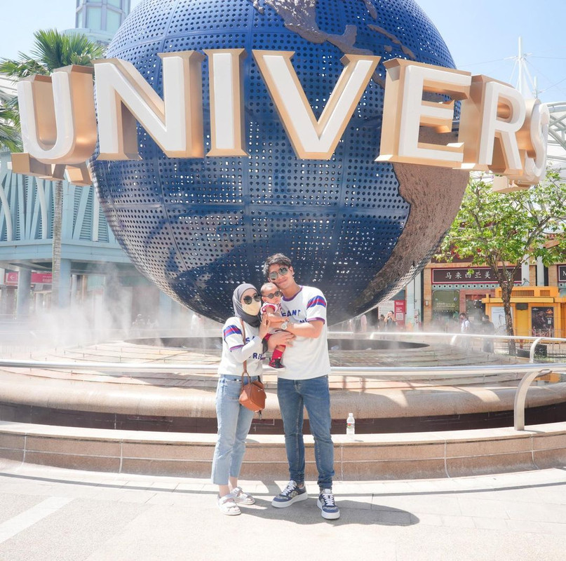 Momen Lesti Kejora dan Rizky Billar ajak Baby L liburan ke Universal Studio, Singapura.
