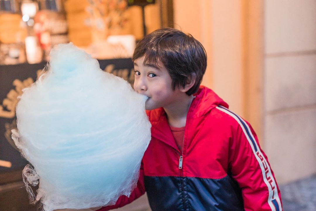 Rafathar lucu saat makan arum manis