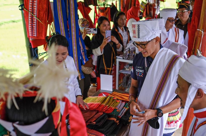 Sandiaga Uno dalam kunjungannya ke Desa Wisata Tondok Bakaru di Kabupaten Mamasa, Sulawesi Barat pada Rabu (12/10/2022).
