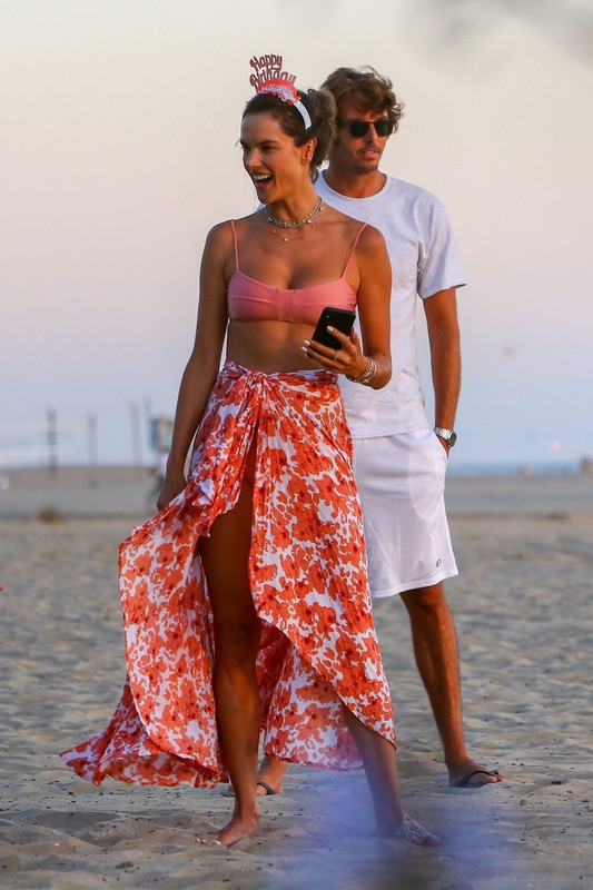 Alessandra-Ambrosio-UPSKIRTSTARS.COM-1024x1536 (6)