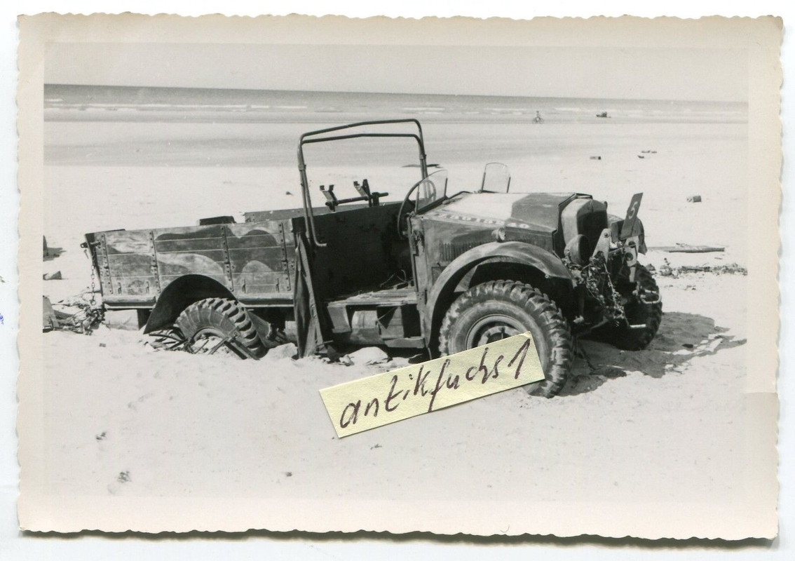 Militär-Jeep mit 5 aus England bei Dünkirchen im