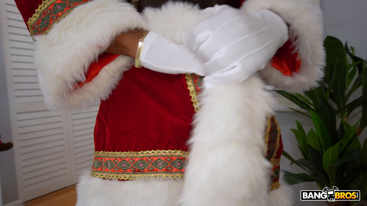 Lucy Lotus - Here Cums Santa Clause - BANGBROS.mp4.0002