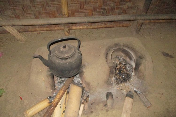 warga masih menggunakan tungku untuk memasak
