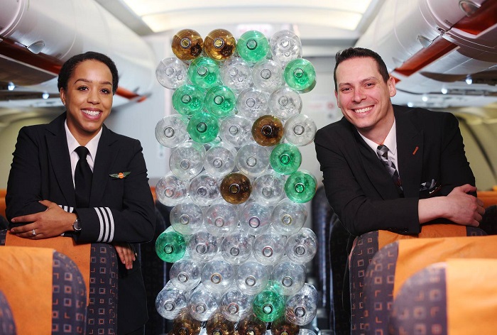 Seragam baru pilot dan awak kabin easyJet terbuat dari botol plastik daur ulang.