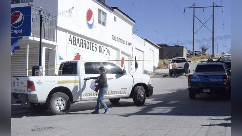 Atacan a balazos a un hombre a espaldas de una tienda de abarrotes; no hay detenidos