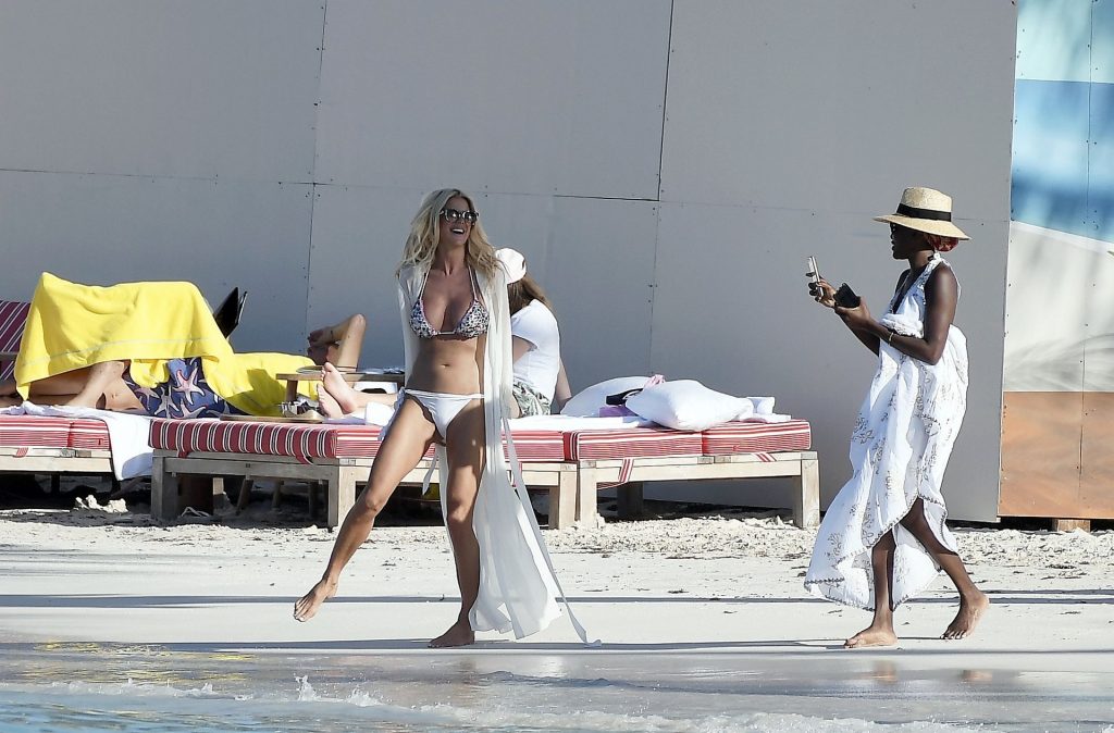 Victoria-Silvstedt-Sexy-upskirtstars-com-58