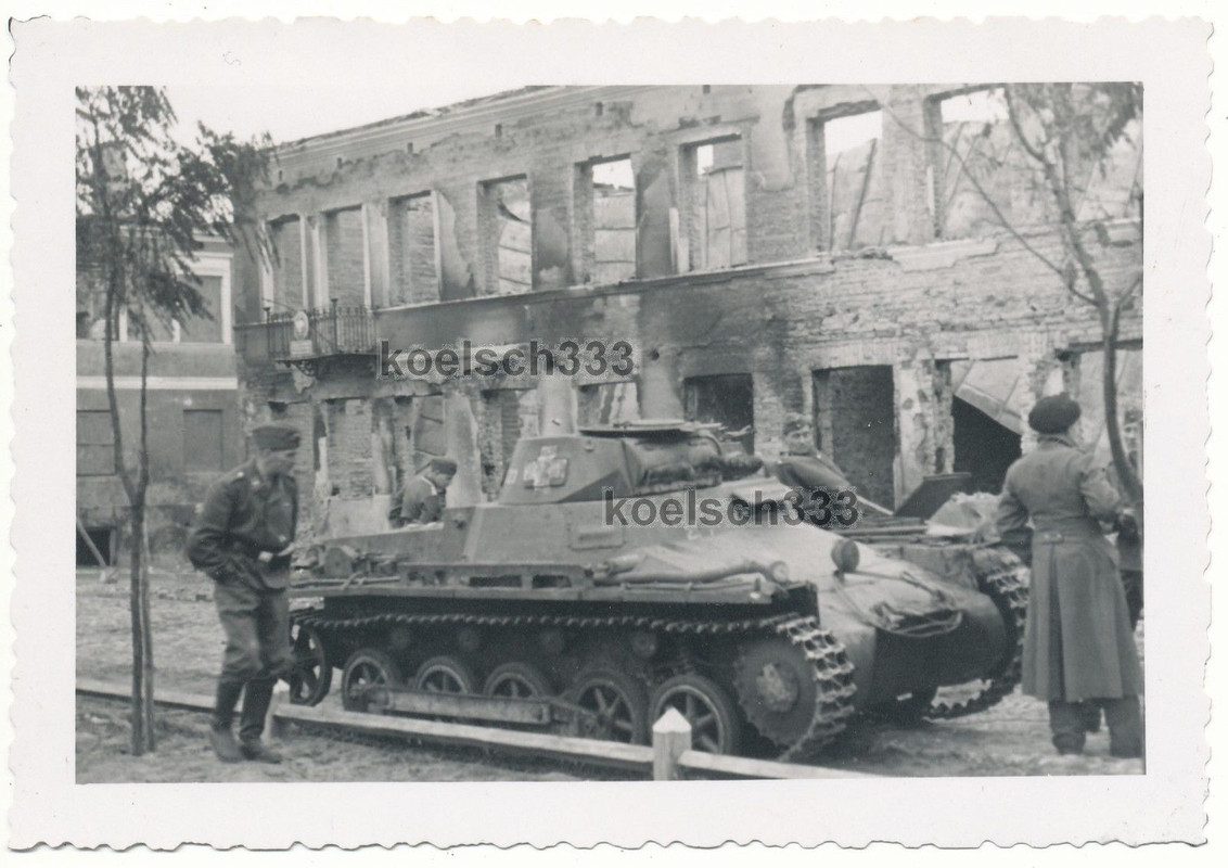 Foto Polen 1939 Panzer Kampfwagen I vor Häuser Ruinen Wehrmacht Polenfeldzug