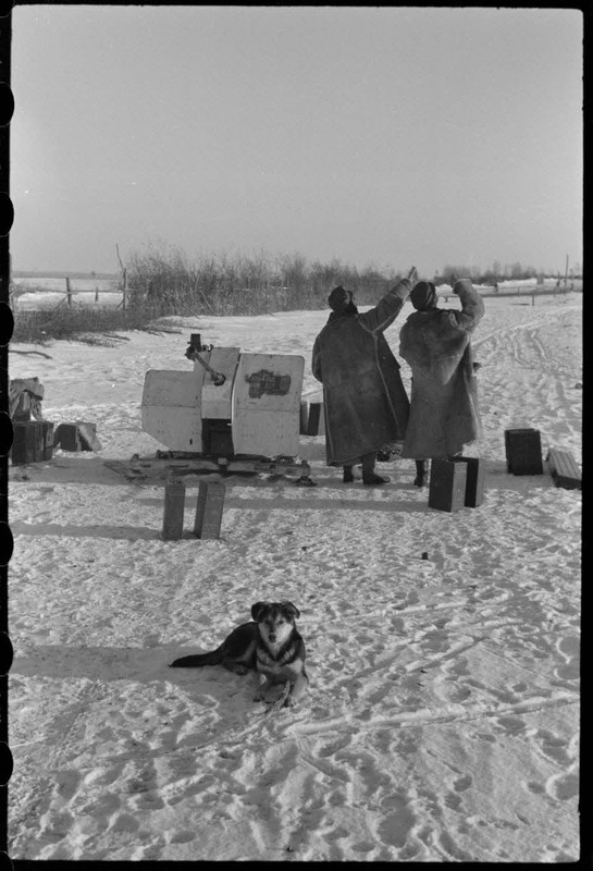 Dans le cadre de l'opération Büffelbewegung, la protection d'une route enneigée par des canons de 2 