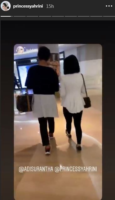 Syahrini menggunakan sepatu datar