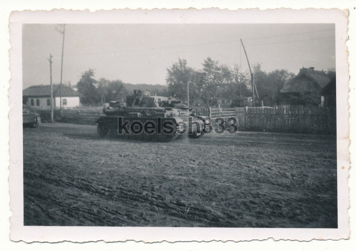 Foto Panzer IV Kampfwagen der Wehrmacht durchfährt ein Dorf an der Ostfront