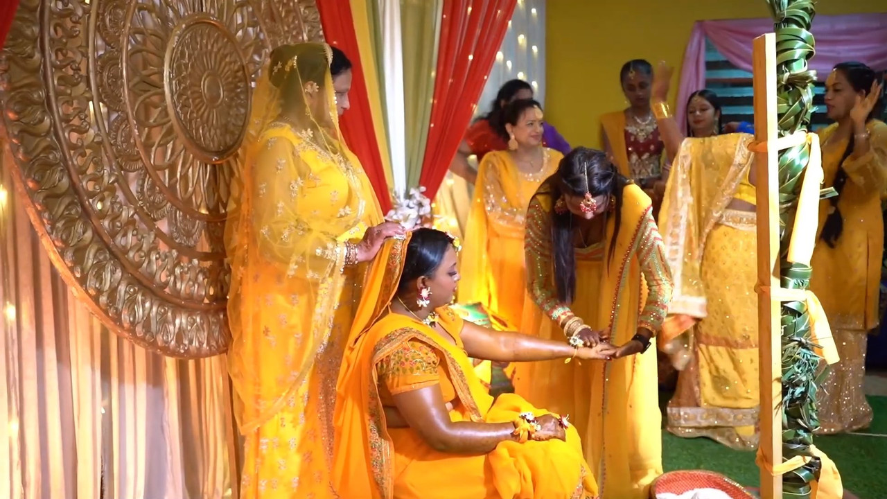 BUSTY MARATHI LADY DEEP CLEAVAGE IN YELLOW DRESS.mp4_snapshot_00.06.400