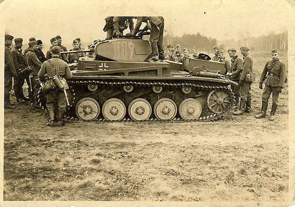BEST! Wehrmacht Troops Looking Over Pzkw.II Panzer Tank -II09- in Field!!!-- (1)
