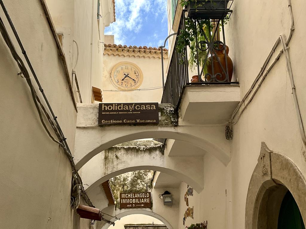 Жаркий сентябрь на побережье Тирренского моря.