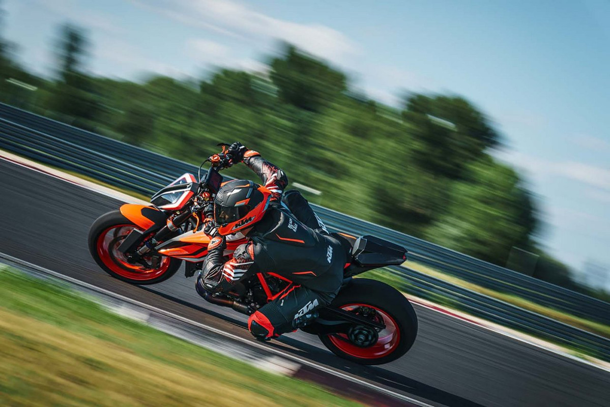 Стритфайтер KTM 1290 Super Duke R EVO 2022 с полуактивной подвеской