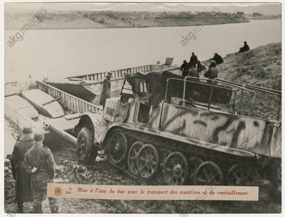 Zu Wasser lassen der Fähre für den Transport von Munition und Nachschub