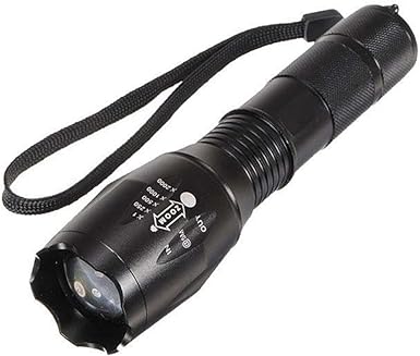 Detalle de la linterna LED mostrando su construcción de aluminio y botón de encendido.