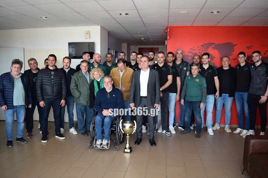 , Οι θριαμβευτές της Καλαμάτας ’80 στο Δημαρχείο: Η πόλη υποκλίθηκε στους πρωταθλητές! – «Να γιορτάσουμε και για την Μαύρη Θύελλα» (φωτο & βίντεο)