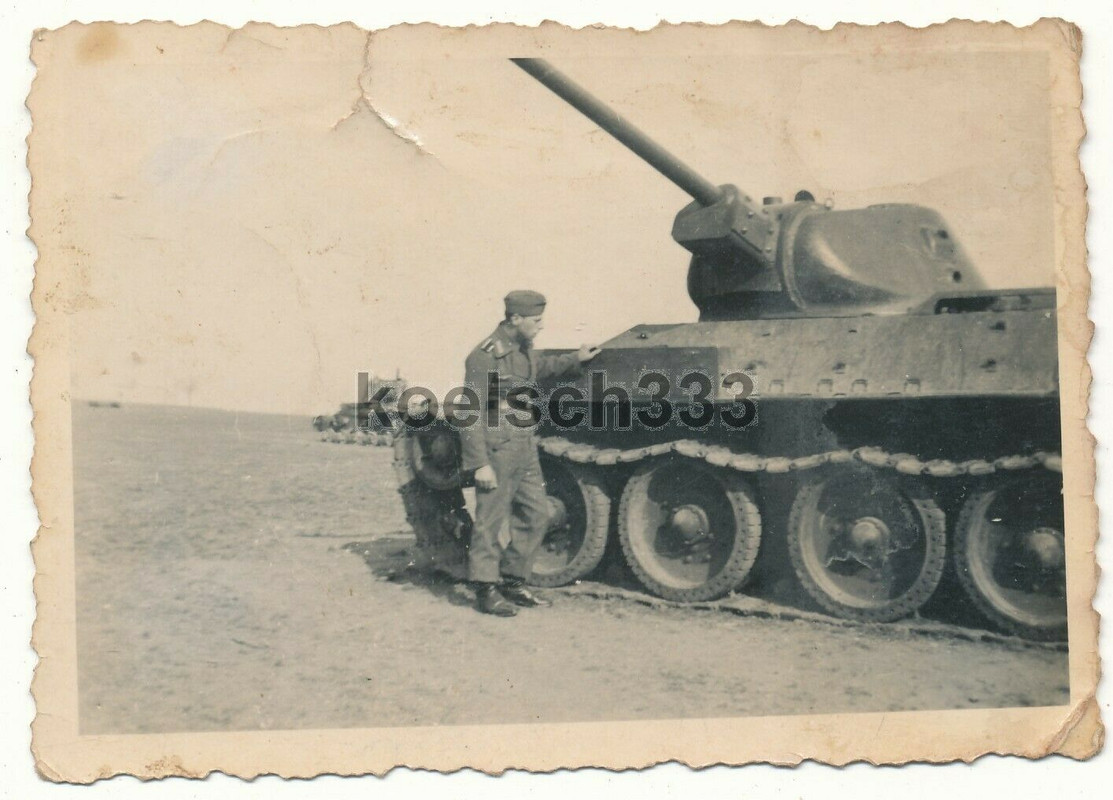 Foto Sturmgeschütz Panzermann am abgeschossenen T-34