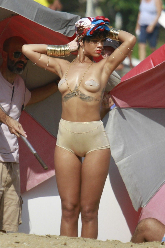 Rihanna-Topless-Sexy-12