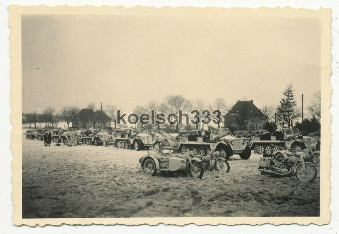 Foto Panzer Halbketten und Motorräder der Wehrmacht mit Schneetarnung im Winter